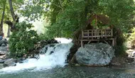 Karaçay Saklı Şelalesi'nde Yaz Aylarının Ferahlatıcı Güzelliği: 30 Metreden Dökülen Sularla Serinleyin!