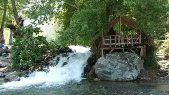 Karaçay Saklı Şelalesi'nde Yaz Aylarının Ferahlatıcı Güzelliği: 30 Metreden Dökülen Sularla Serinleyin!