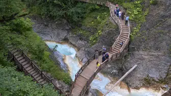 Bu Göl, Haziran'da Renk Değiştiriyor: Doğanın İhtişamına Yoğun Turist İlgisi!