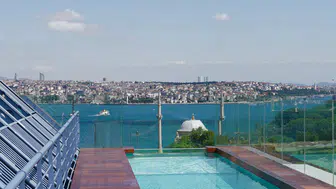 Şehir Stresinden Uzaklaşmanın Yolu: Roof Sonsuzluk Havuzu