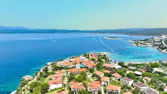 Ege'nin Saklı Cenneti: İzmir'de Turkuaz Renkli Kumlu Koyda Sürükleyici Bir Yaz Deneyimi!