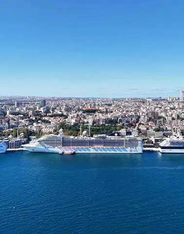 İstanbul’un Büyüleyici Siluetinde Üç Dev Kruvaziyer Gemisinin Görkemli Ziyareti