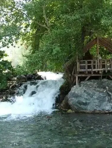Karaçay Saklı Şelalesi'nde Yaz Aylarının Ferahlatıcı Güzelliği: 30 Metreden Dökülen Sularla Serinleyin!