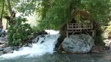 Karaçay Saklı Şelalesi'nde Yaz Aylarının Ferahlatıcı Güzelliği: 30 Metreden Dökülen Sularla Serinleyin!
