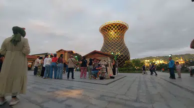 Yunan Turistlerden Dev Çay Bardağında Geleneksel Horon Gösterisi!