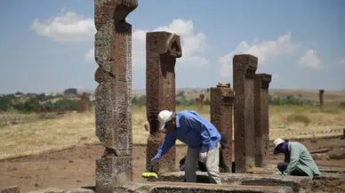 Ahlat'ta Tarihi Zenginlik Ortaya Çıktı: 16 Yeni Mezar Keşfedildi