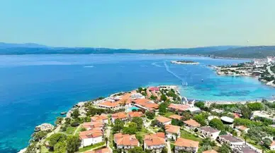 Ege'nin Saklı Cenneti: İzmir'de Turkuaz Renkli Kumlu Koyda Sürükleyici Bir Yaz Deneyimi!