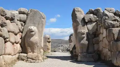 Hattuşa'nın Geçmişine Işık Tutan 120 Yıllık Kazı Süreci: Tarihi Fotoğraflar Eşliğinde Bir Yolculuk