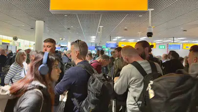 Avrupa'da Uçuş Geçikmeleri ve Bilet Politikaları Yeniden Şekillendi: Yolcuların Yüzü Güldü!