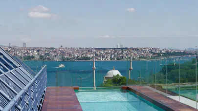 Şehir Stresinden Uzaklaşmanın Yolu: Roof Sonsuzluk Havuzu