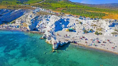 Çeşme'nin Gizli Cenneti: Beyaz Kayaların Arasındaki Turkuaz Denizin Büyüsü!