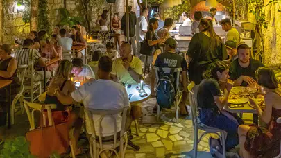 Alaçatı’nın Vazgeçilmezi: Budins Pizza Partisi'ni Mutlaka Deneyin!