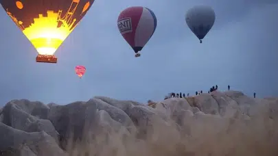 Kapadokya'da Sonbahar Coşkusu: Uzak Doğulu Turistlerin Yoğun İlgisi Bölgeyi Canlandırdı!