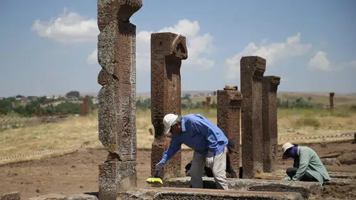 Ahlat'ta Tarihi Zenginlik Ortaya Çıktı: 16 Yeni Mezar Keşfedildi