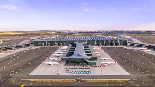 İstanbul Havalimanı, günde 1,665 uçuşla Avrupa'nın zirvesine yerleşti; Antalya Havalimanı ise 1,037 uçuşla ilk 10'da!