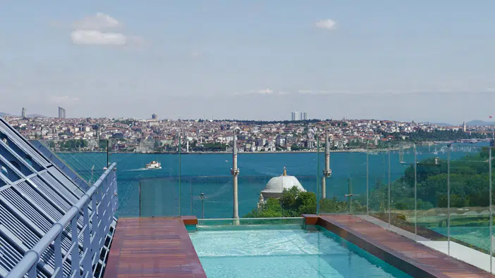 Şehir Stresinden Uzaklaşmanın Yolu: Roof Sonsuzluk Havuzu
