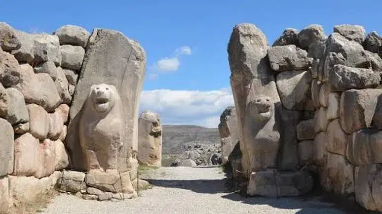 Hattuşa'nın Geçmişine Işık Tutan 120 Yıllık Kazı Süreci: Tarihi Fotoğraflar Eşliğinde Bir Yolculuk