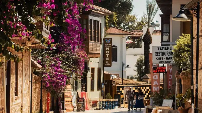 Antalya'da Yaz Turizmi Zirveye Ulaşıyor: Otel Kapasiteleri Dolu!