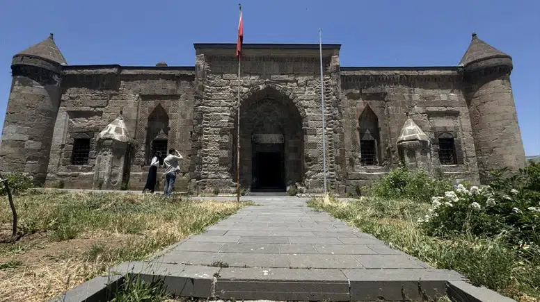 Bitlis: Tarih ve Doğanın Büyüleyici Harmanı, Keşfedilmemiş Hazineleriyle Dikkat Çekiyor!