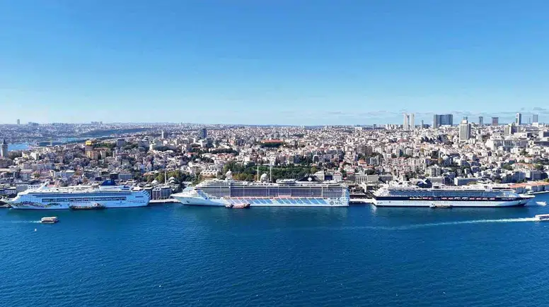 İstanbul’un Büyüleyici Siluetinde Üç Dev Kruvaziyer Gemisinin Görkemli Ziyareti