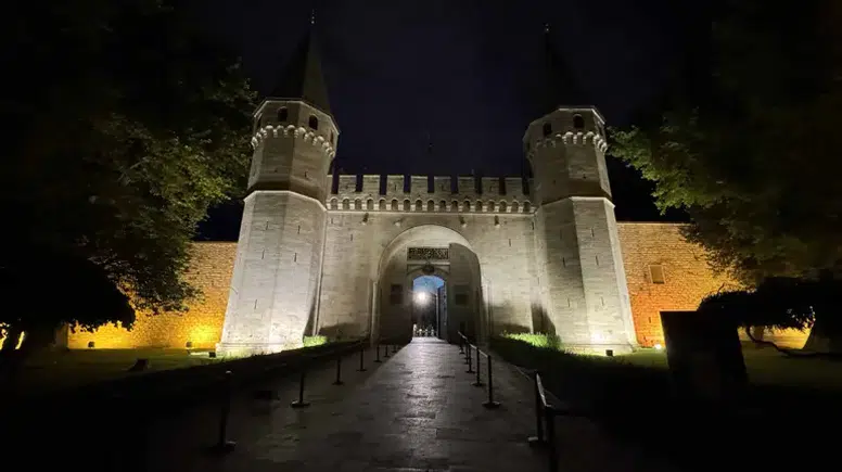 Topkapı Sarayı'ndaki Gece Ziyaretlerine Yaz Döneminde 32 Bin Ziyaretçi Akını!