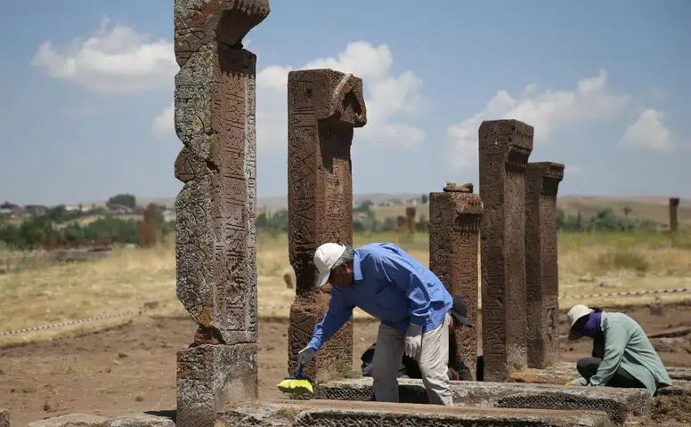 Ahlat'ta Tarihi Zenginlik Ortaya Çıktı: 16 Yeni Mezar Keşfedildi