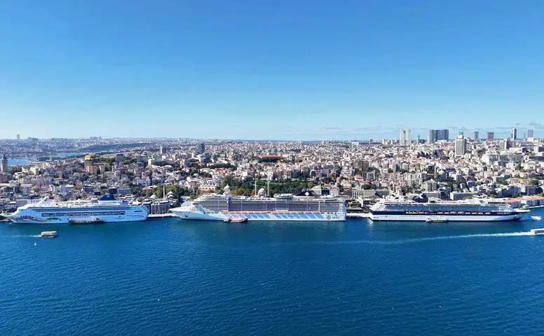 İstanbul’un Büyüleyici Siluetinde Üç Dev Kruvaziyer Gemisinin Görkemli Ziyareti