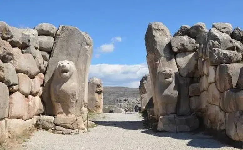 Hattuşa'nın Geçmişine Işık Tutan 120 Yıllık Kazı Süreci: Tarihi Fotoğraflar Eşliğinde Bir Yolculuk